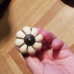 Cream Flower Knob